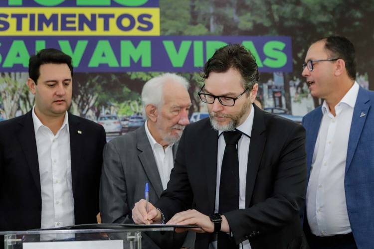 O governador Carlos Massa Ratinho Jr. anuncia investimentos de mais de R$ 100 milhões para o Detran.