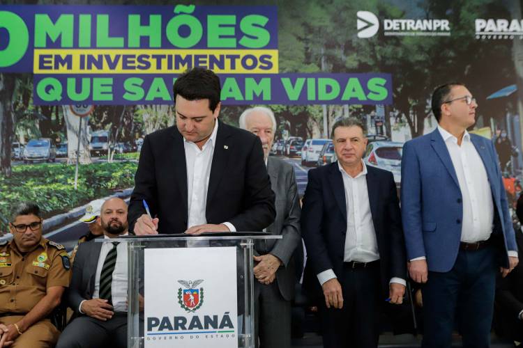 O governador Carlos Massa Ratinho Jr. anuncia investimentos de mais de R$ 100 milhões para o Detran.
