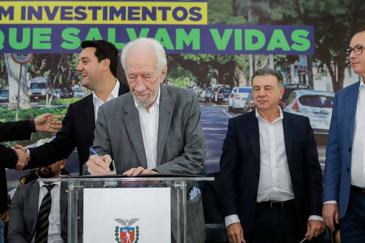 O governador Carlos Massa Ratinho Jr. anuncia investimentos de mais de R$ 100 milhões para o Detran.