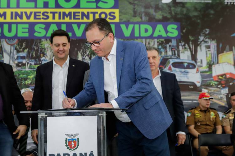 O governador Carlos Massa Ratinho Jr. anuncia investimentos de mais de R$ 100 milhões para o Detran.