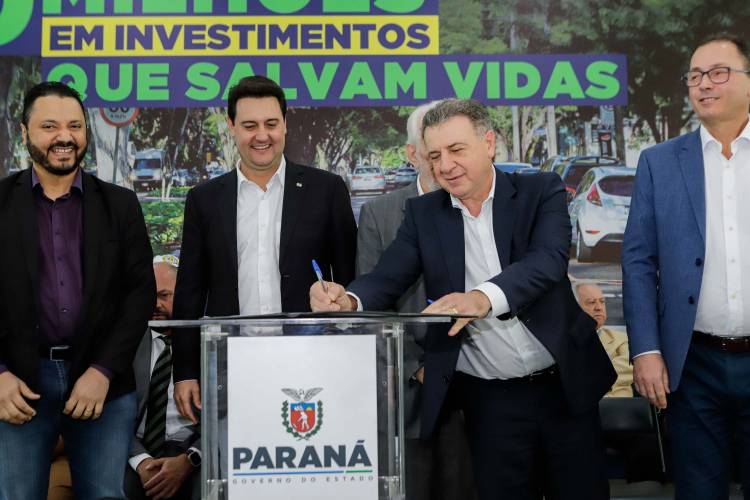 O governador Carlos Massa Ratinho Jr. anuncia investimentos de mais de R$ 100 milhões para o Detran.
