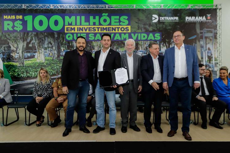 O governador Carlos Massa Ratinho Jr. anuncia investimentos de mais de R$ 100 milhões para o Detran.
