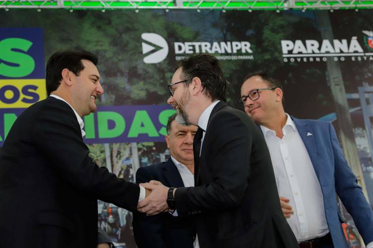 O governador Carlos Massa Ratinho Jr. anuncia investimentos de mais de R$ 100 milhões para o Detran.