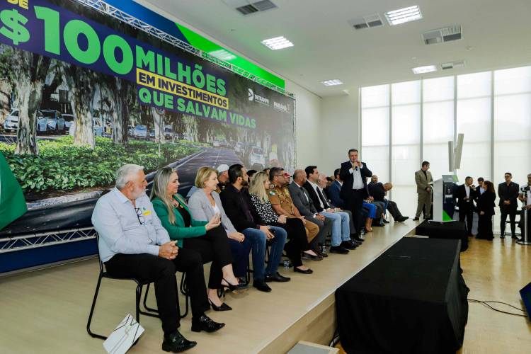 O governador Carlos Massa Ratinho Jr. anuncia investimentos de mais de R$ 100 milhões para o Detran.