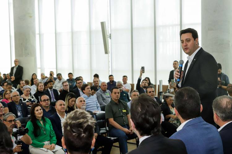 O governador Carlos Massa Ratinho Jr. anuncia investimentos de mais de R$ 100 milhões para o Detran.