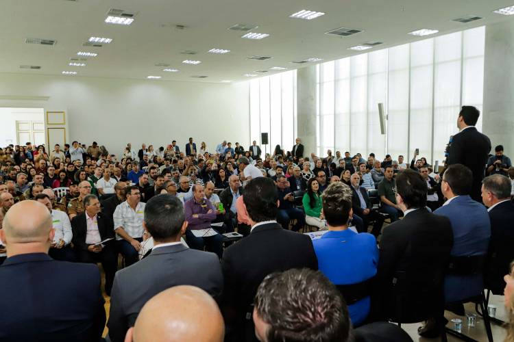 O governador Carlos Massa Ratinho Jr. anuncia investimentos de mais de R$ 100 milhões para o Detran.