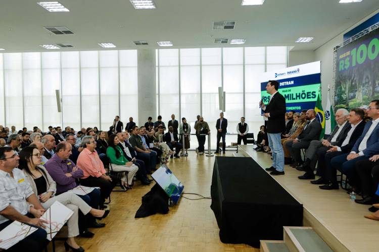 O governador Carlos Massa Ratinho Jr. anuncia investimentos de mais de R$ 100 milhões para o Detran.