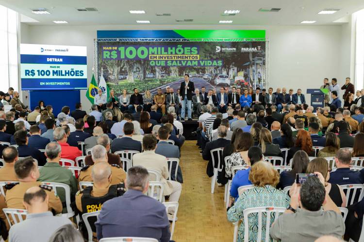 O governador Carlos Massa Ratinho Jr. anuncia investimentos de mais de R$ 100 milhões para o Detran.