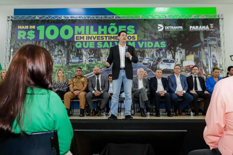 O governador Carlos Massa Ratinho Jr. anuncia investimentos de mais de R$ 100 milhões para o Detran.