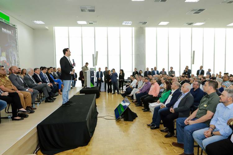 O governador Carlos Massa Ratinho Jr. anuncia investimentos de mais de R$ 100 milhões para o Detran.