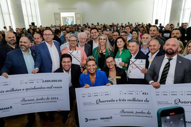 O governador Carlos Massa Ratinho Jr. anuncia investimentos de mais de R$ 100 milhões para o Detran.