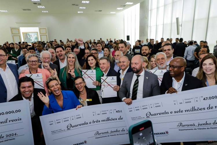 O governador Carlos Massa Ratinho Jr. anuncia investimentos de mais de R$ 100 milhões para o Detran.