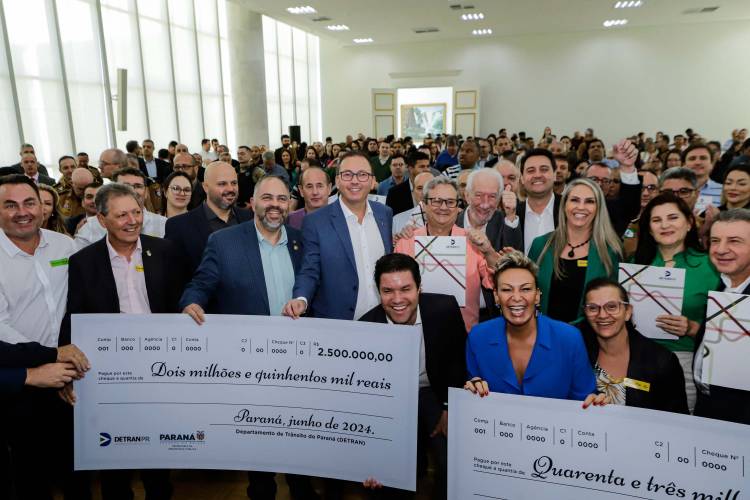 O governador Carlos Massa Ratinho Jr. anuncia investimentos de mais de R$ 100 milhões para o Detran.