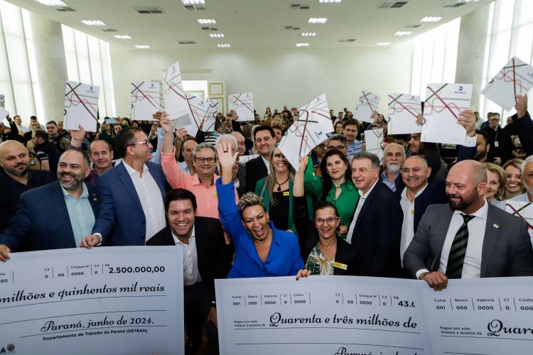 O governador Carlos Massa Ratinho Jr. anuncia investimentos de mais de R$ 100 milhões para o Detran.