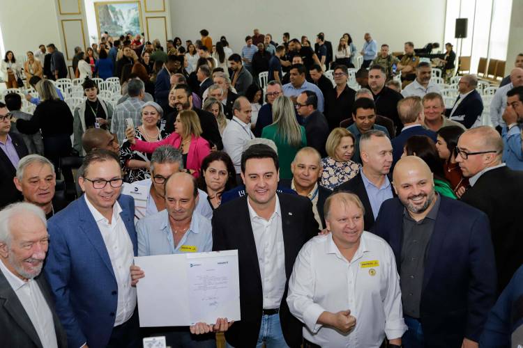 O governador Carlos Massa Ratinho Jr. anuncia investimentos de mais de R$ 100 milhões para o Detran.