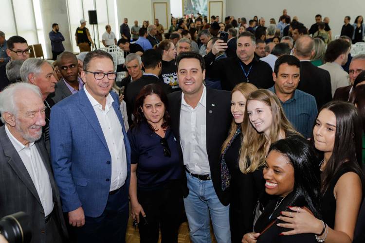 O governador Carlos Massa Ratinho Jr. anuncia investimentos de mais de R$ 100 milhões para o Detran.