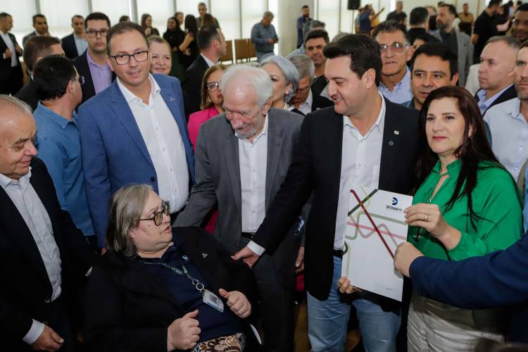 O governador Carlos Massa Ratinho Jr. anuncia investimentos de mais de R$ 100 milhões para o Detran.