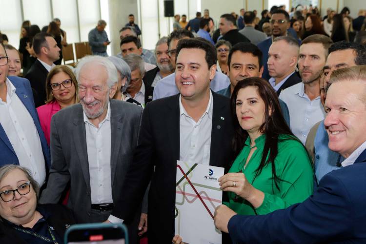 O governador Carlos Massa Ratinho Jr. anuncia investimentos de mais de R$ 100 milhões para o Detran.