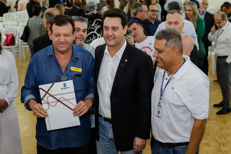 O governador Carlos Massa Ratinho Jr. anuncia investimentos de mais de R$ 100 milhões para o Detran.