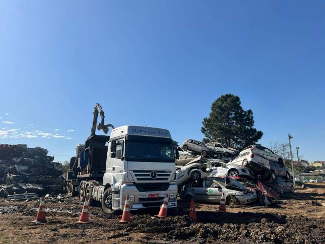 Detran-PR realiza prensagem de veículos para reciclagem