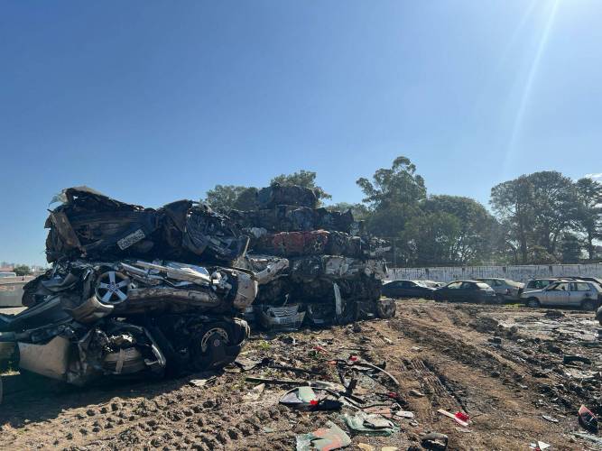 Detran-PR realiza prensagem de veículos para reciclagem