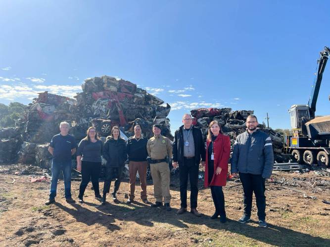 Detran-PR realiza prensagem de veículos para reciclagem