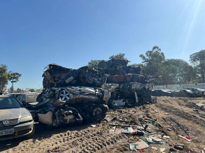 Detran-PR realiza prensagem de veículos para reciclagem