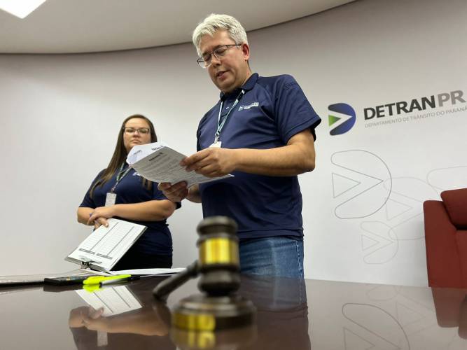 Detran-PR leiloa 10.450 veículos inservíveis para reciclagem e arrecada R$ 4 milhões