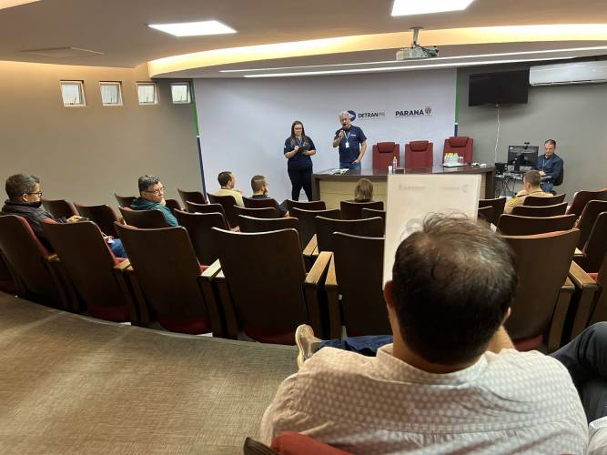 Detran-PR leiloa 10.450 veículos inservíveis para reciclagem e arrecada R$ 4 milhões