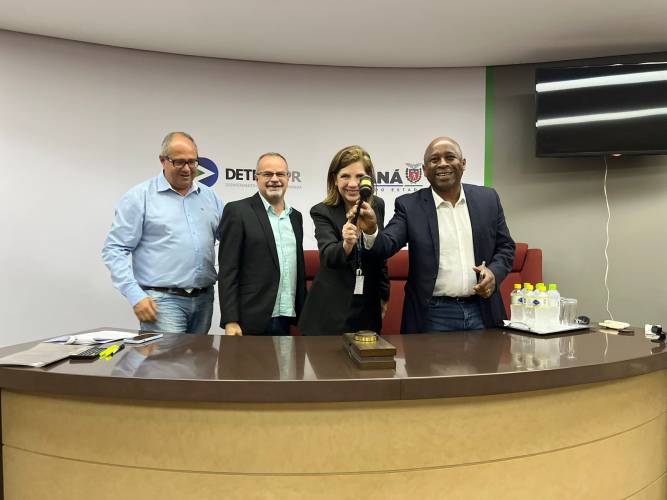 Detran-PR leiloa 10.450 veículos inservíveis para reciclagem e arrecada R$ 4 milhões