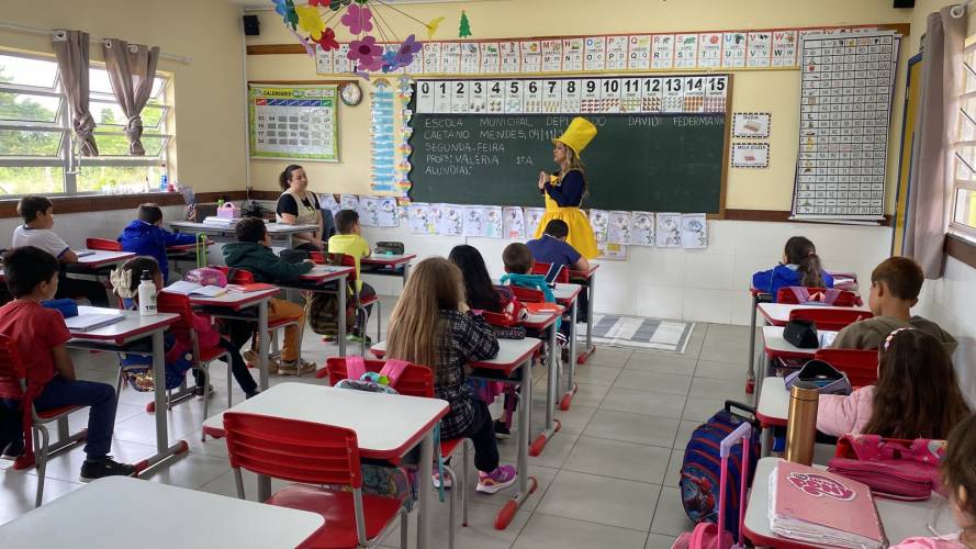 Detran-PR realiza palestras educativas para conscientizar estudantes sobre segurança no trânsito no município de Tibagi