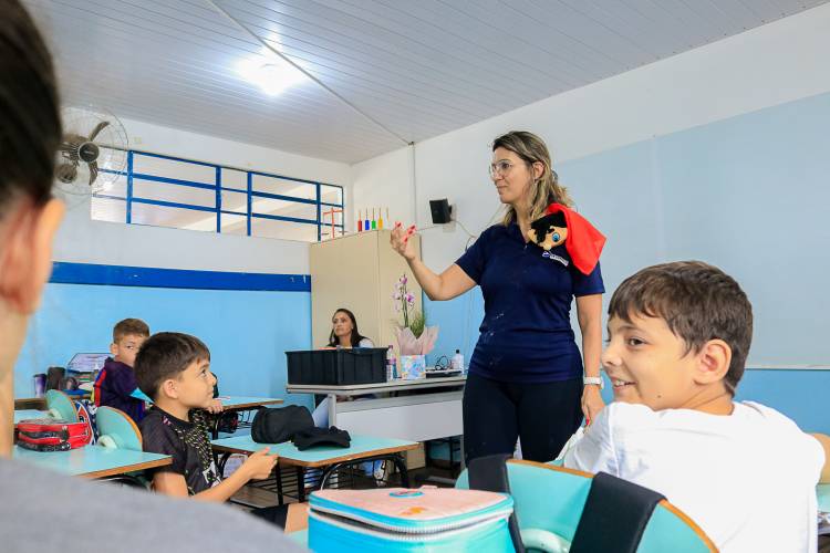 Detran-PR realiza palestras educativas para conscientizar estudantes sobre segurança no trânsito no município de Tibagi