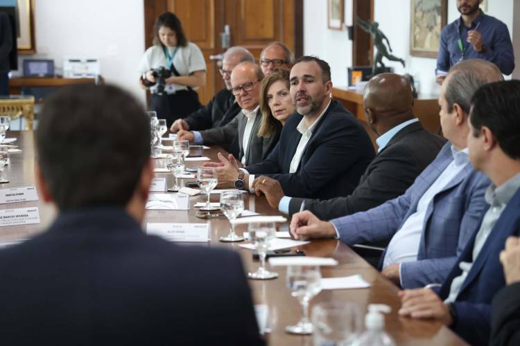 Com IA para facilitar renovação da CNH, Paraná anuncia parceria com Google para novos serviços