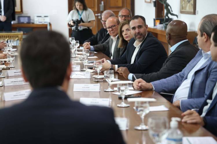 Com IA para facilitar renovação da CNH, Paraná anuncia parceria com Google para novos serviços