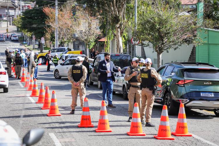 Detran-PR participa da blitz educativa do Maio Amarelo realizada pela OAB Paraná