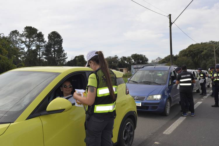 Detran-PR atua em blitz educativa na BR-277 em ação pelo encerramento do Maio Amarelo