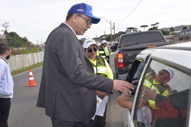 Detran-PR atua em blitz educativa na BR-277 em ação pelo encerramento do Maio Amarelo