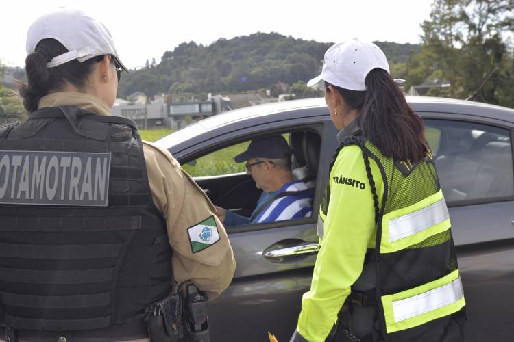 Detran-PR atua em blitz educativa na BR-277 em ação pelo encerramento do Maio Amarelo