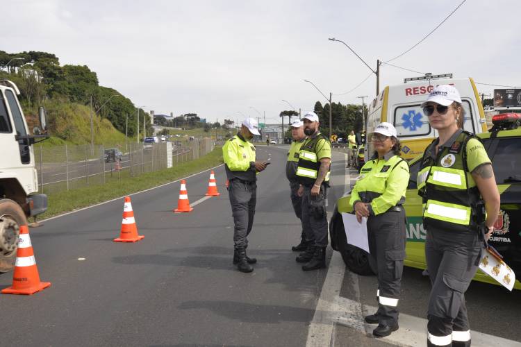 Detran-PR atua em blitz educativa na BR-277 em ação pelo encerramento do Maio Amarelo