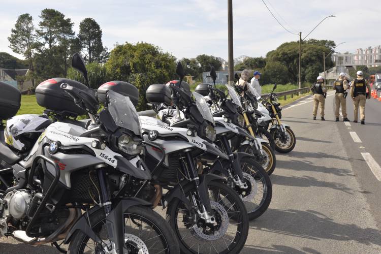 Detran-PR atua em blitz educativa na BR-277 em ação pelo encerramento do Maio Amarelo