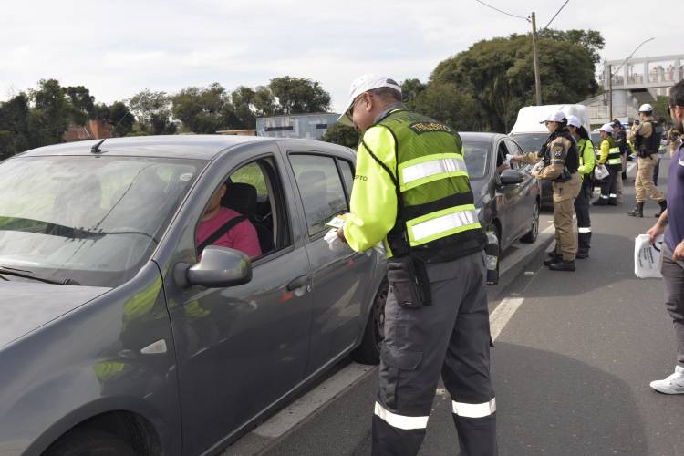 Detran-PR atua em blitz educativa na BR-277 em ação pelo encerramento do Maio Amarelo