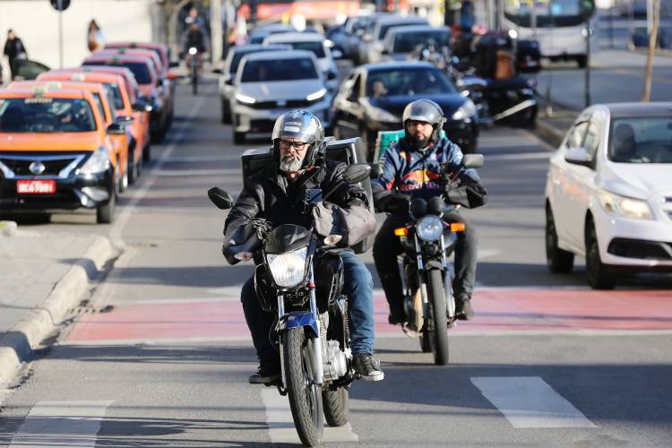 Dos 5,8 milhões de condutores do Paraná, 48,5% são motociclistas