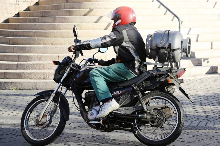 Dos 5,8 milhões de condutores do Paraná, 48,5% são motociclistas