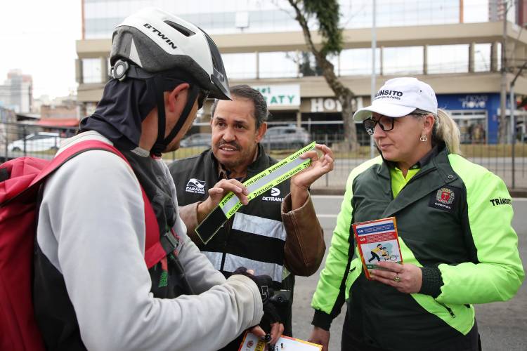 Mais de 200 ciclistas são abordados em ação de conscientização