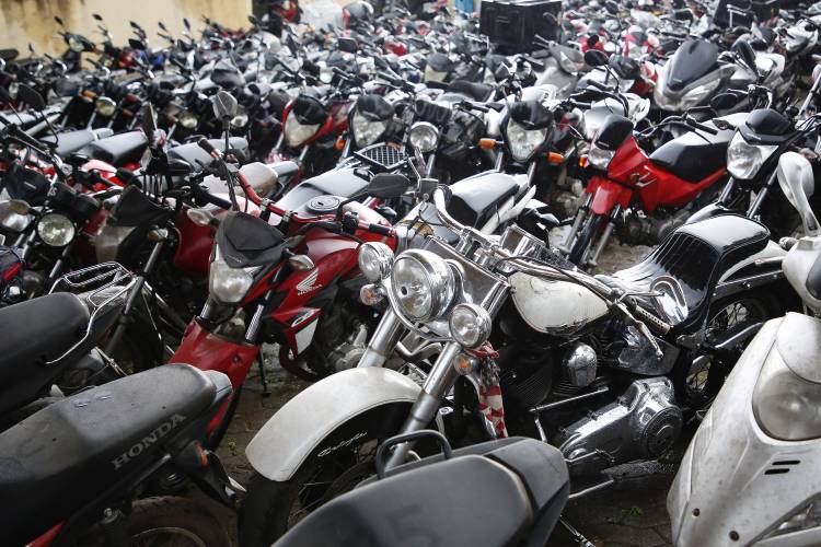 Detran-PR fará leilões de 148 veículos para circulação e 4,4 mil toneladas de materiais ferrosos para reciclagem