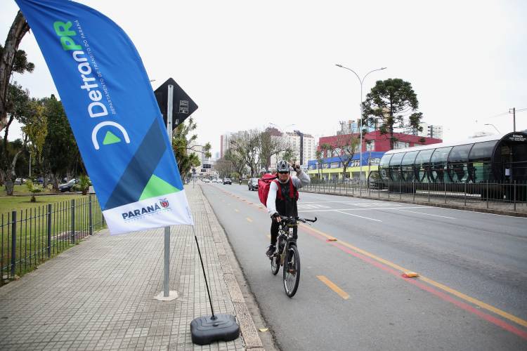 Mais de 200 ciclistas são abordados em ação de conscientização