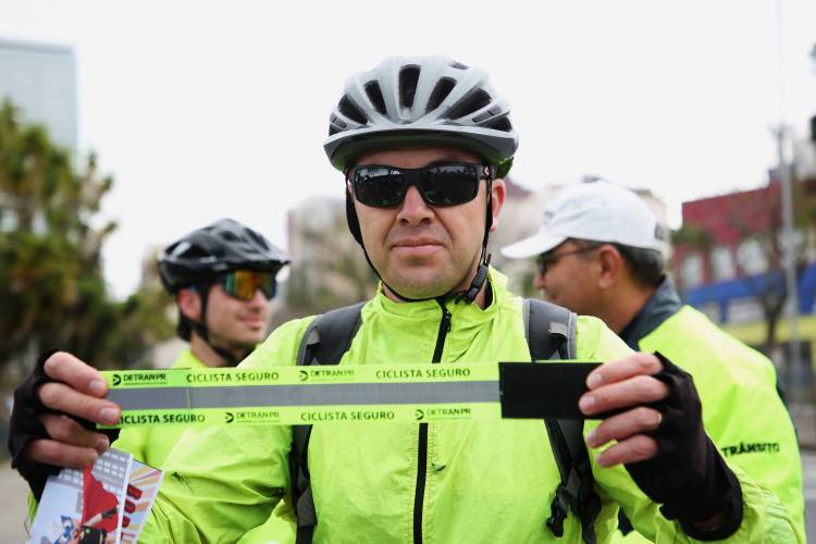Mais de 200 ciclistas são abordados em ação de conscientização