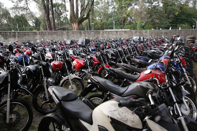 Detran-PR fará leilões de 148 veículos para circulação e 4,4 mil toneladas de materiais ferrosos para reciclagem