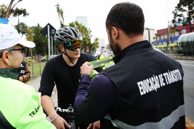 Mais de 200 ciclistas são abordados em ação de conscientização