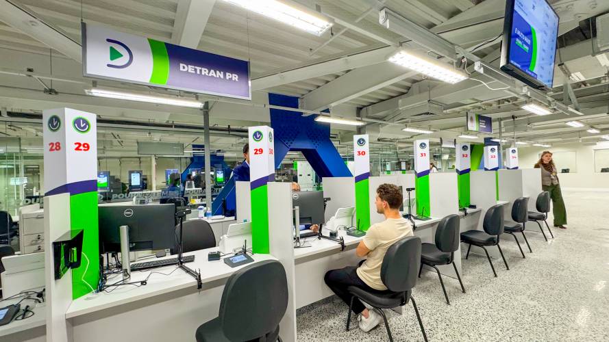 Detran-PR oferece serviços de habilitação, veículos e infrações no Poupatempo Paraná